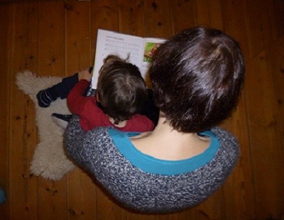 Mutter liest Kind vor